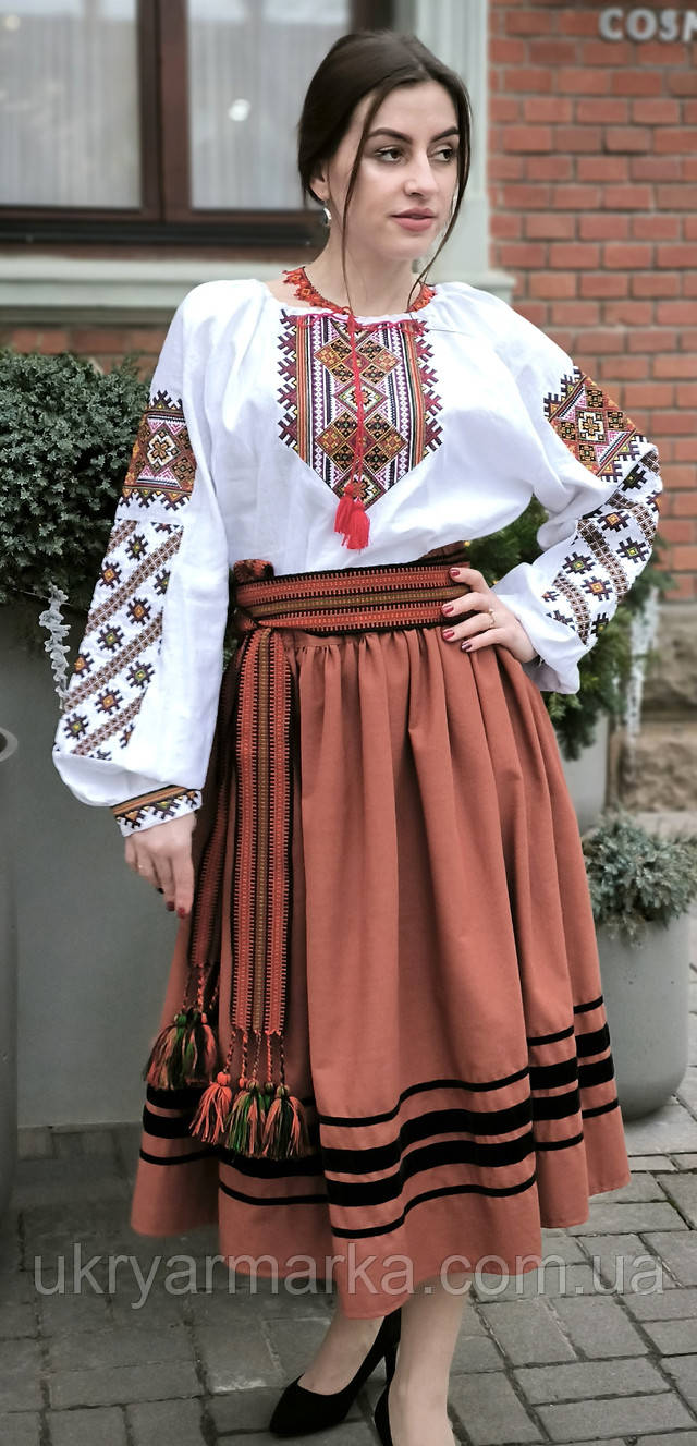 складчаста спідниця та жіноча вишита блузка