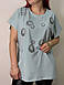 Яскрава подовжена жіноча футболка з принтом, фото 2