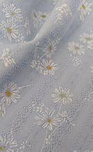 Батист (бавовняна тканина), з вишивкою, щільність 90г/м2, ширина 145см, ромашки на блакитному