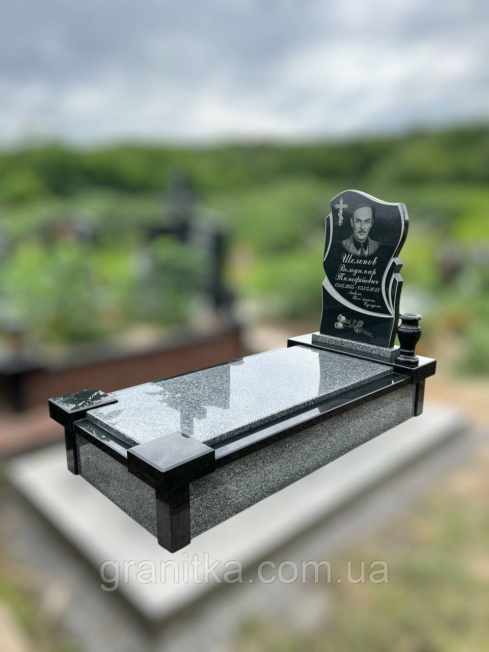 Памятник одинарний чорно-сірий граніт 108