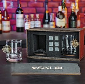 Подарунковий набір "БОСС" 2 келиха для віскі з вставками в коробці.