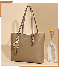 Жіноча сумка з натуральної шкіри велика колір какао з брелком