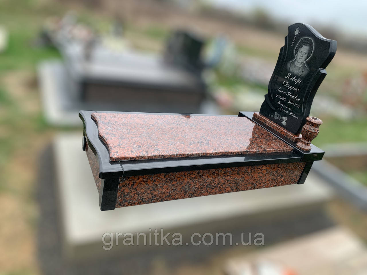 Памятник одинарний чорно-червоний граніт 126, фото 1