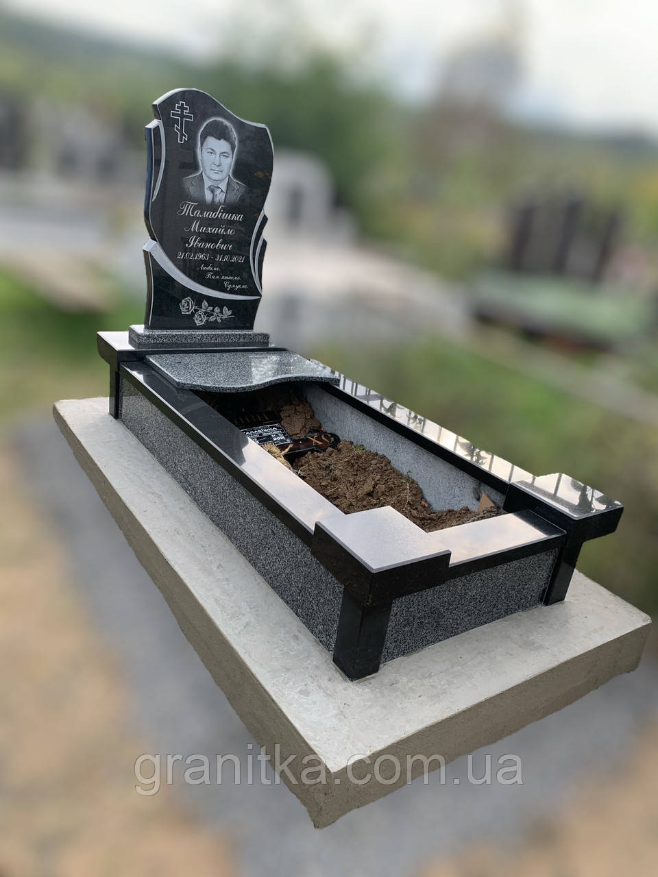 Памятник одинарний сіро-чорний граніт 131