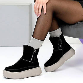 Замшеві черевики на світлій підошві