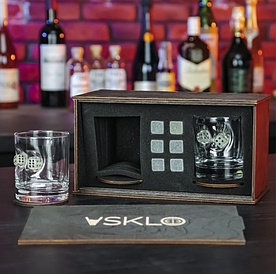 Подарунковий набір "ГРАВЕЦЬ" 2 келиха для віскі з вставками в коробці.