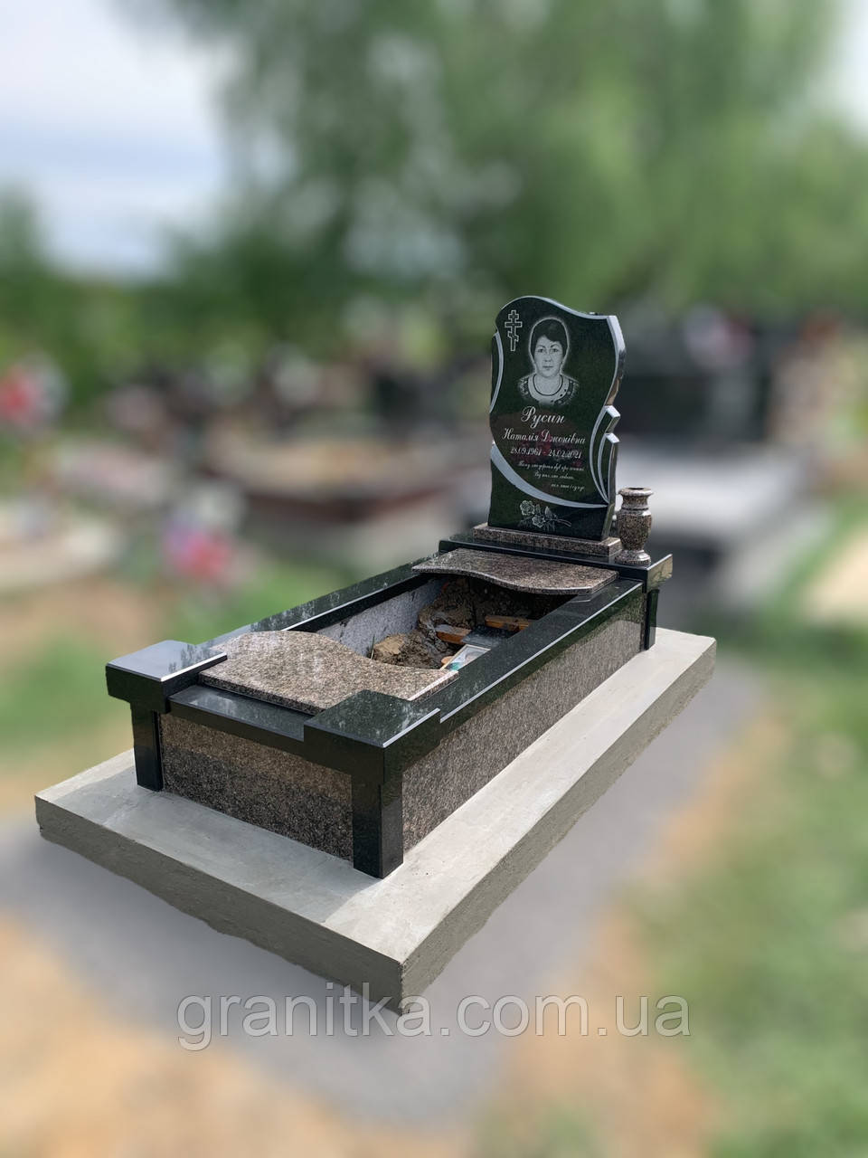 Памятник одинарний зелено-чорний граніт 144