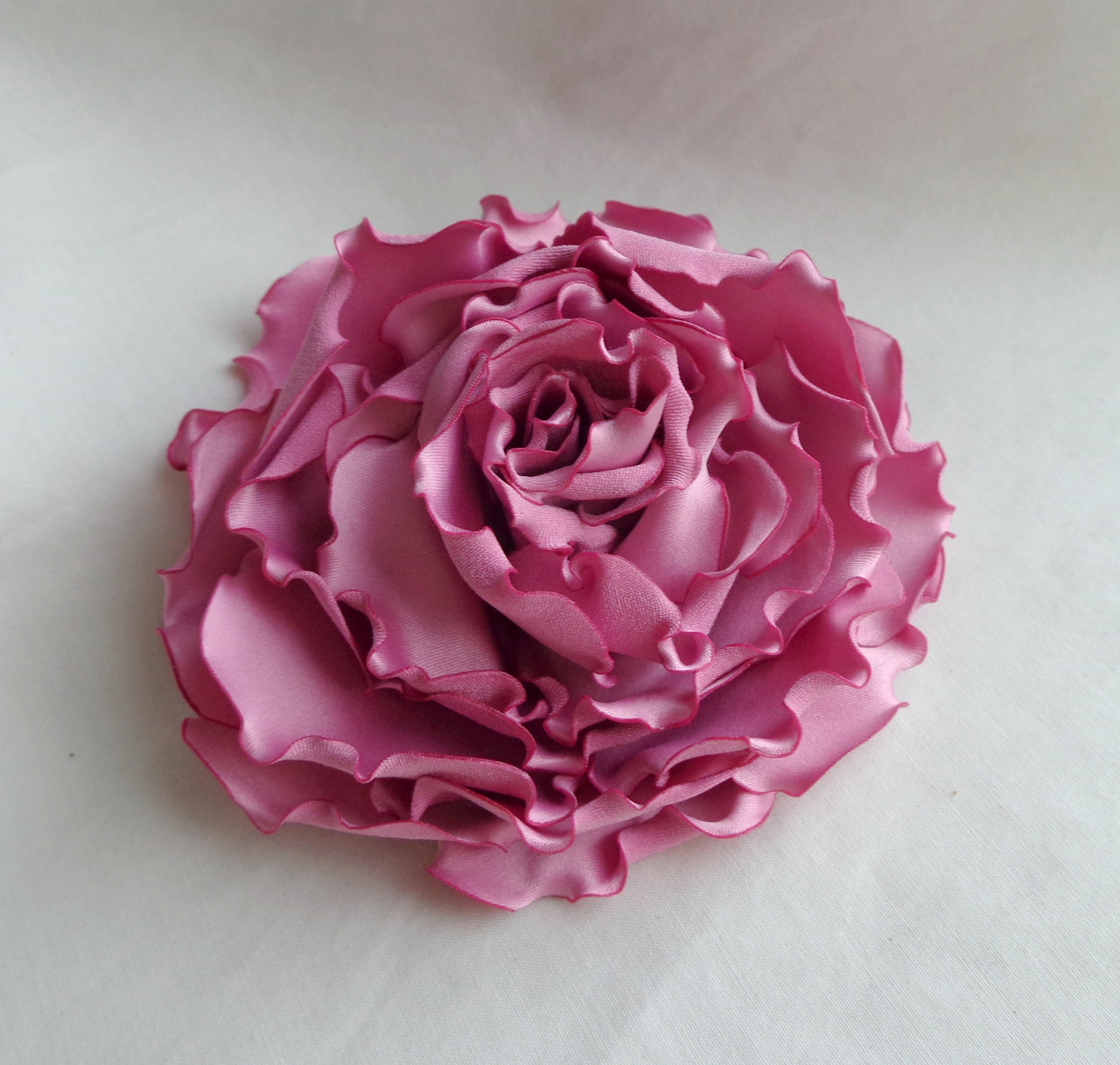 Брошь цветок из ткани ручной работы "Гвоздика Розовая Пантера" - фото 1 - id-p453970033