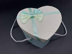 Коробка подарункова з ручками і бантиком. Серце. Колір біло-бірюзовий. 15х12х12см. / Коробка подарункова з ручками і бантиком.