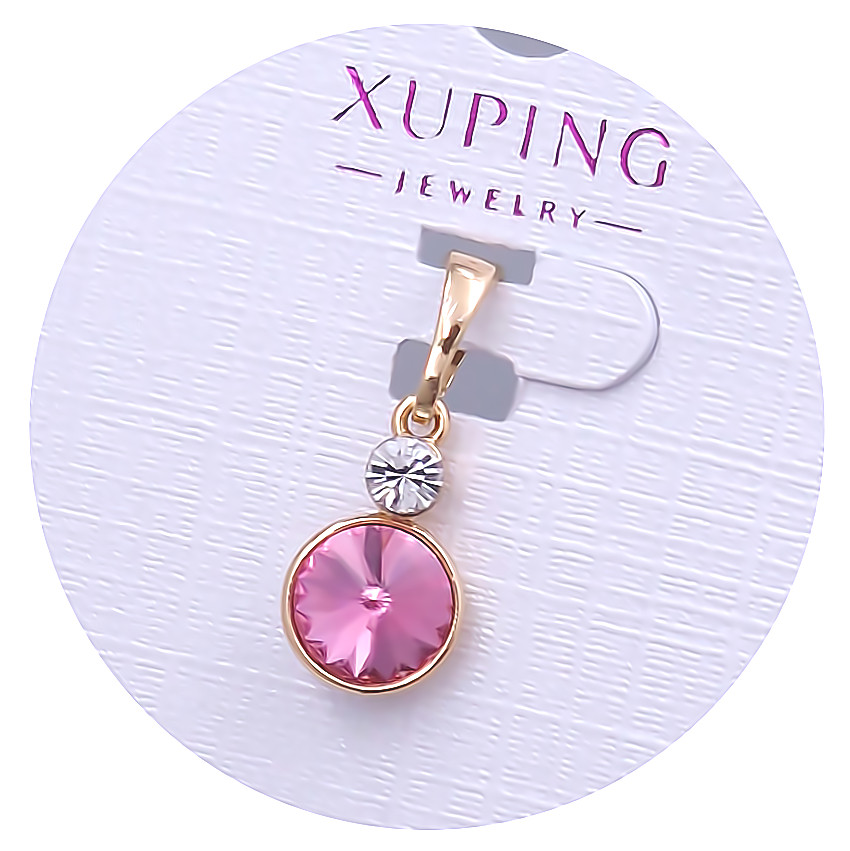 Кулон XР. Позолота 18К. Камені: Swarovski  рожевого та білого кольору. Довжина: 17 мм. Ширина: 7 мм.
