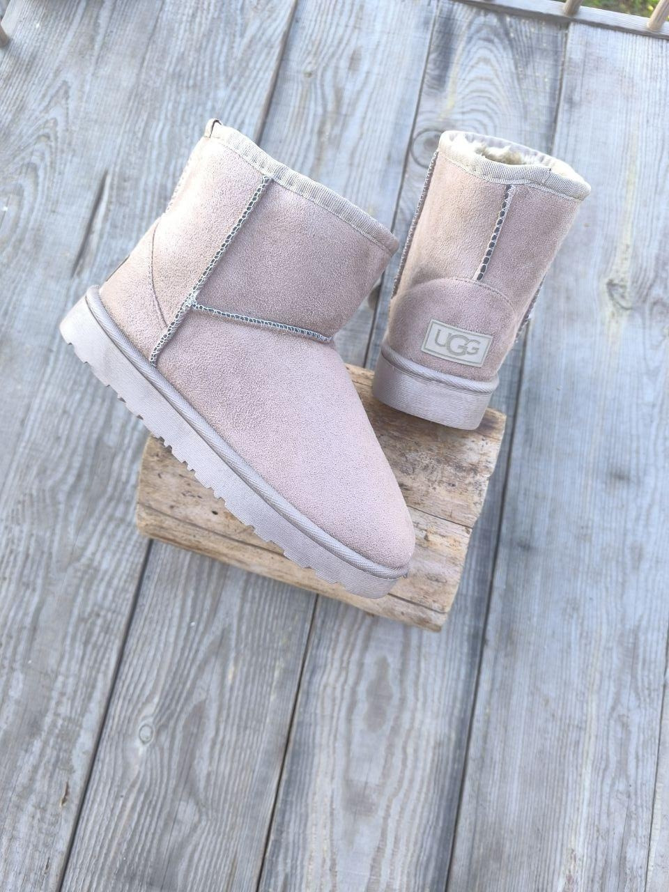 Уги бежеві екозамшеві світлі теплі зимові низькі кортінні непромокальні з лейбл UGG на п'ятці