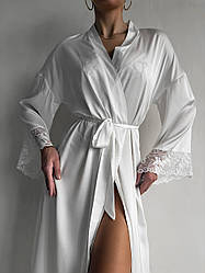 Жіночий шовковий білий халат з мереживом