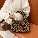 Жіноча хутряна 10451 сумка багет тигр на чорно коричнева, фото 6