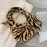 Жіноча хутряна 10451 сумка багет тигр на чорно коричнева, фото 2