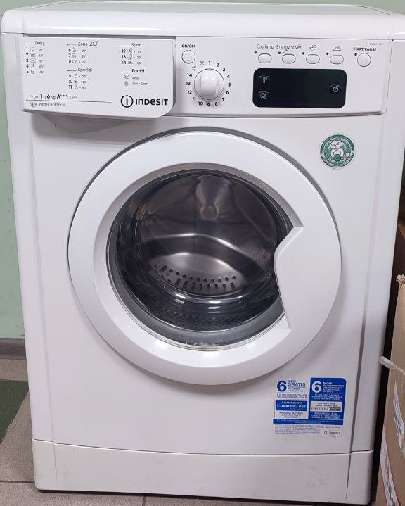 Пральна машина Indesit IWSE61253 не нова