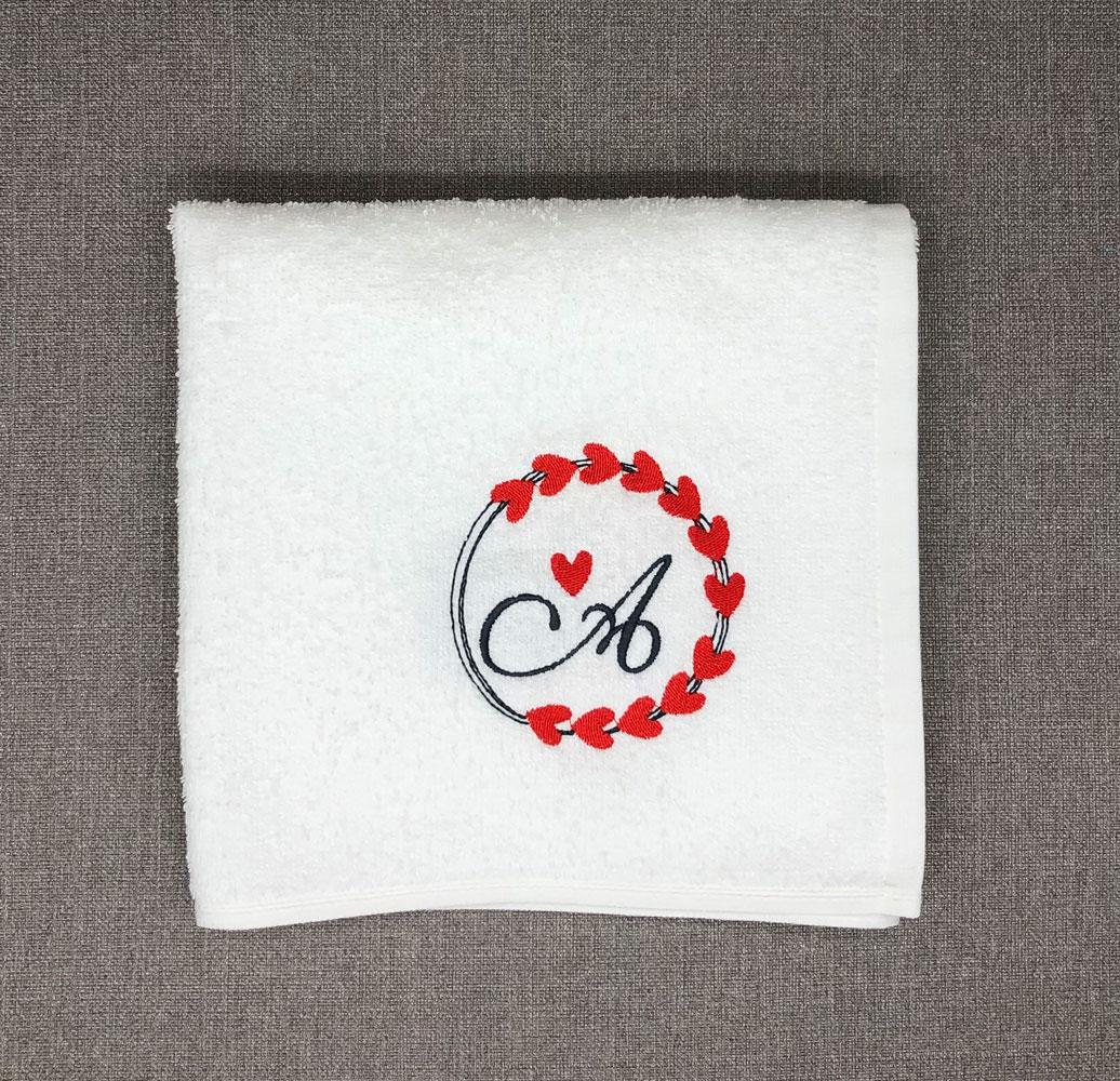 Рушник з монограмою у рамці "Коло з Сердечками", фото 1