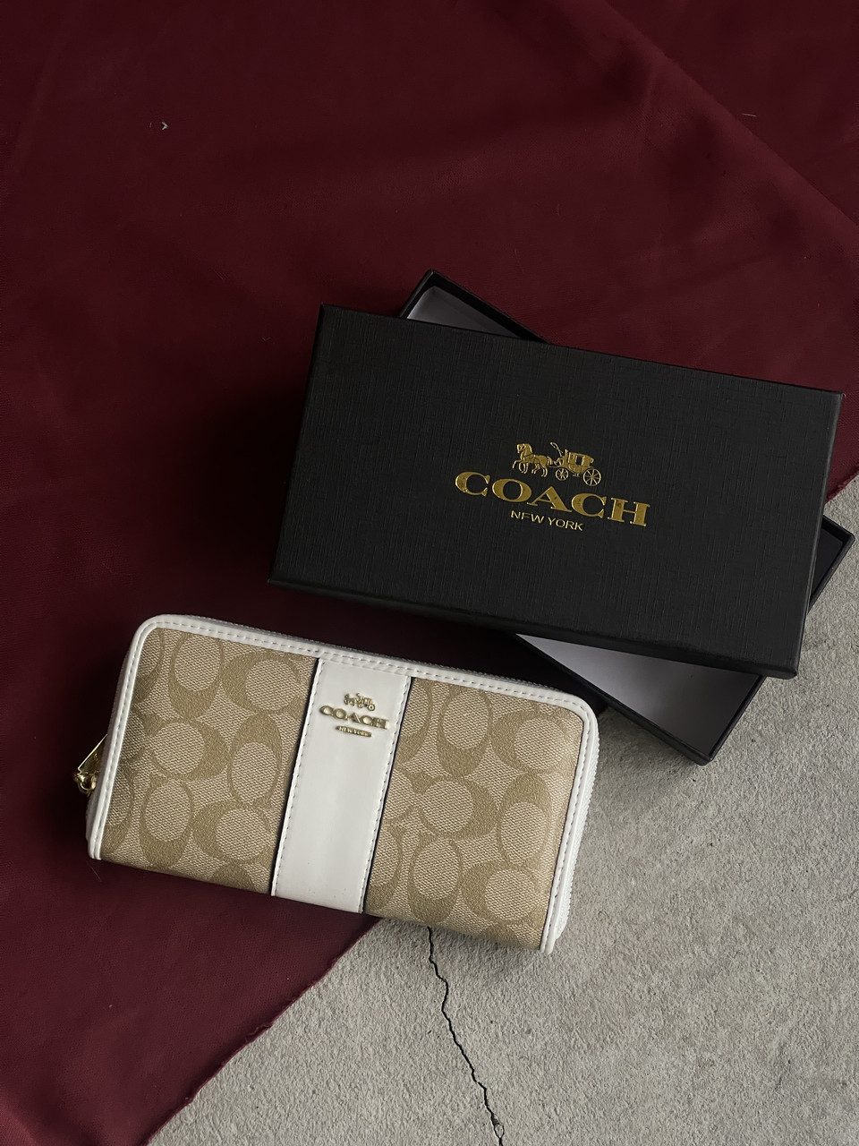 Жіночий гаманець Coach молочний із смужкою на багато відділень великий Коуч
