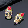 Жіночі сережки-гвоздики пусети у вигляді черепа з кристалами та рожевою трояндою, іспанський стиль, 1.9 см, золотисті, фото 3