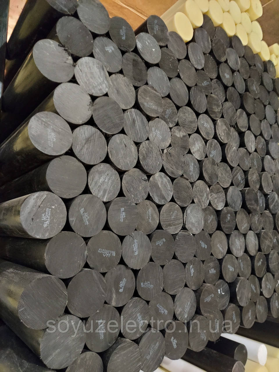 Капролон (поліамід) графитонаполенный 20-200 мм