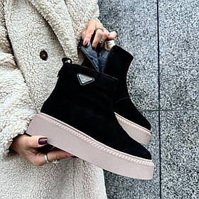 Зимові замшеві чорні черевики на бежевій підошвіорні черевики на бежевій підошві