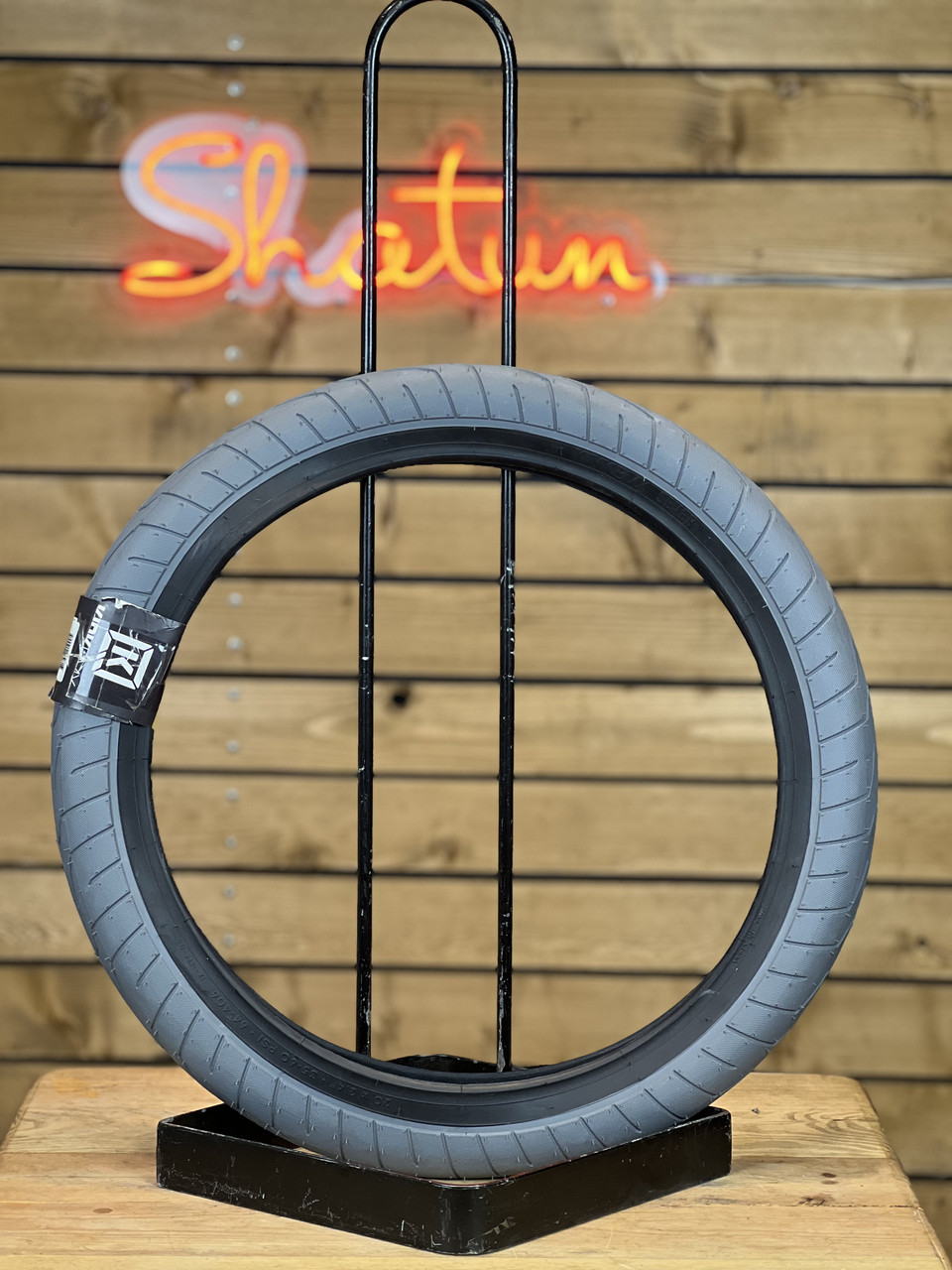 Покришка на велосипед 20"Х2.4 BMX Kink Sever сіра/чорні боки