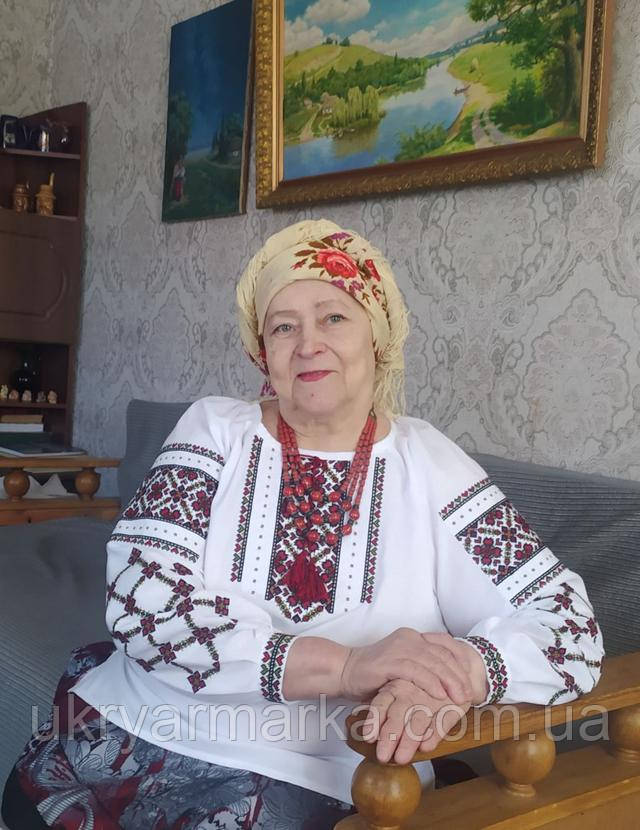 Гарна вишиванка для літньої жінки