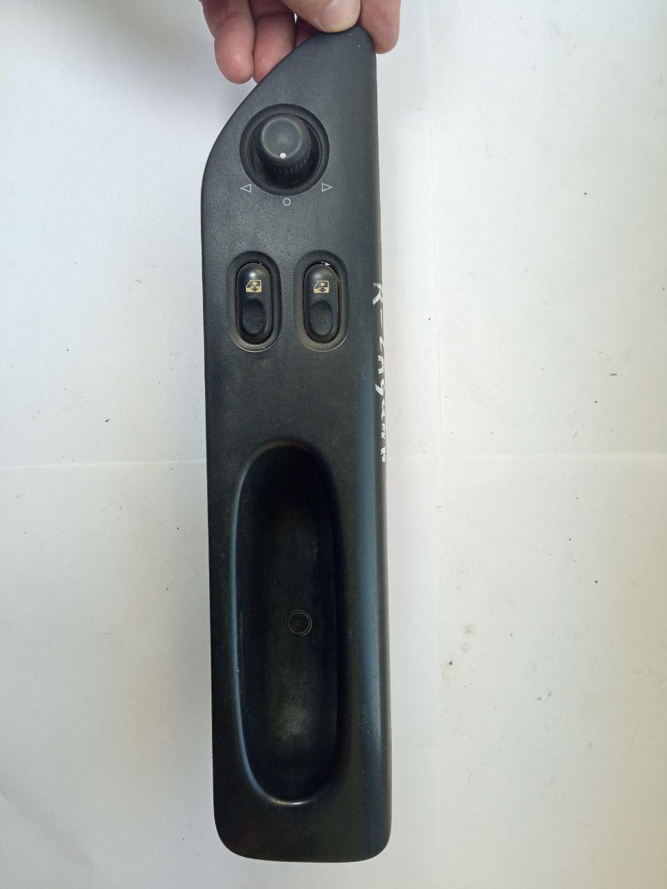 Панель кнопок Renault Laguna 7700 875 647 / 7700875647 / 7700 822 335 / 7700822335, фото 1
