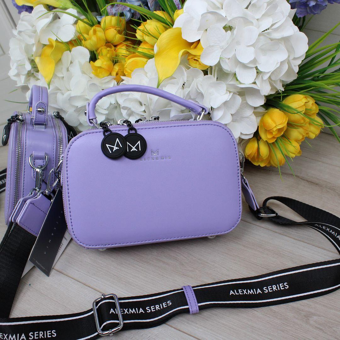 Маленька жіноча сумка зручна сумочка на широкому ремені бузкова екошкіра