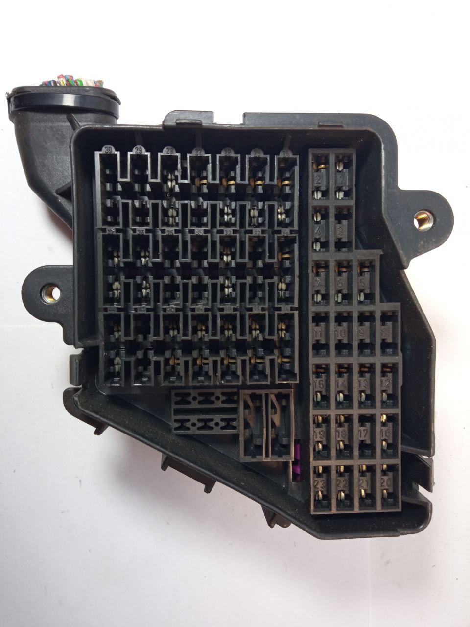 Блок запобіжників Volkswagen Passat 3B 4442424