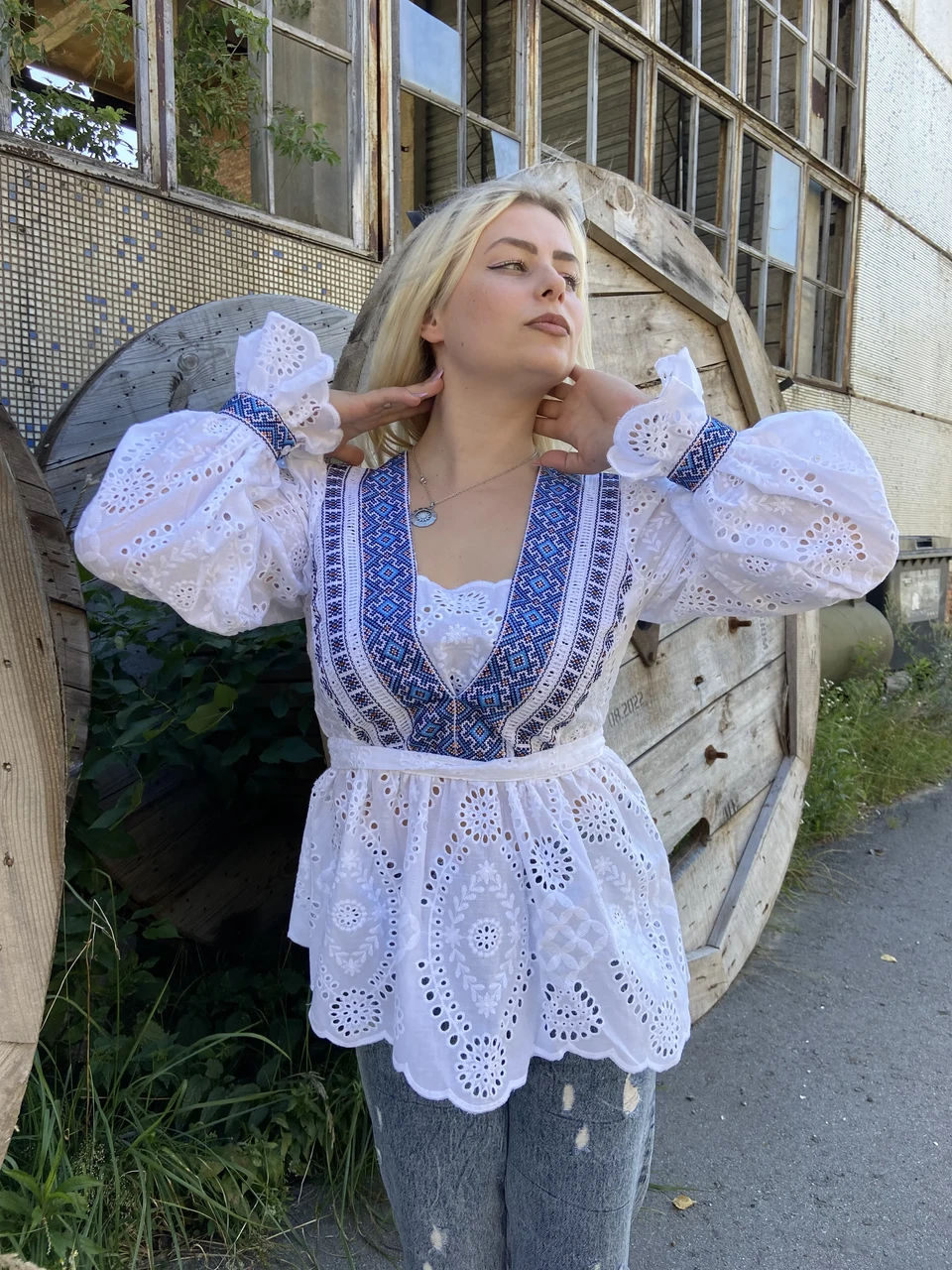 Жіноча блуза вишиванка біла з синьо чорною вишивкою геометрія рішельє тканина в етно стилі