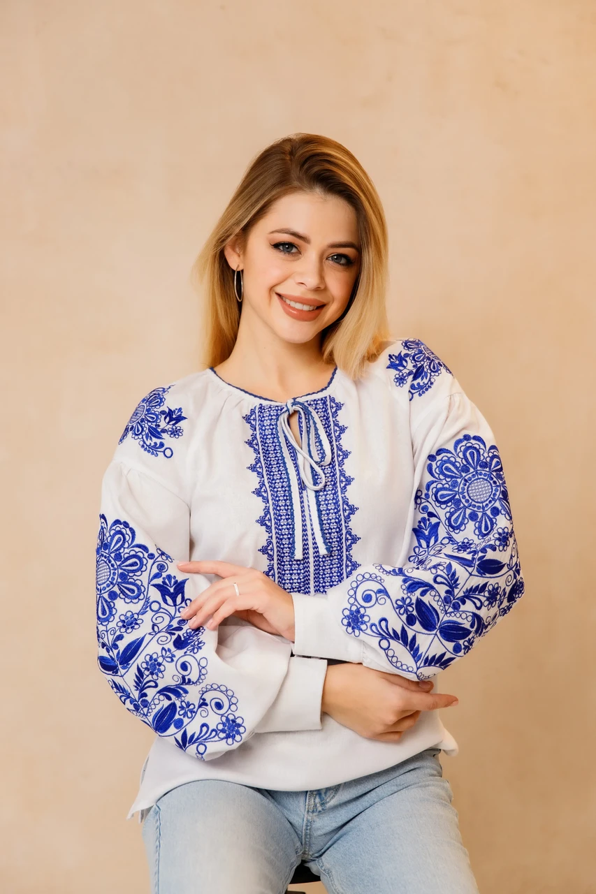 Українська жіноча вишиванка з синьою вишивкою, Сучасна вишиванка, Витинанка Блуза вишиванка