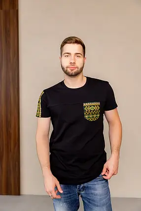 Чорна чоловіча футболка з вишивкою на кишені та рукаві зелено-жовтий орнамент український стиль, фото 1