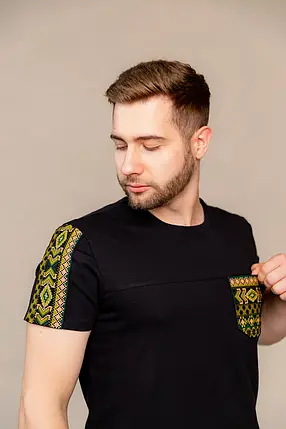 Чорна чоловіча футболка з вишивкою на кишені та рукаві зелено-жовтий орнамент український стиль, фото 3