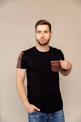 Чоловіча чорна футболка з кольоровою вишивкою на рукаві та кишені в етно стилі, фото 1