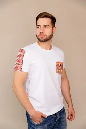 Чоловіча біла футболка з вишивкою на рукаві та кишенею етностиль червоно-жовтий орнамент, фото 1