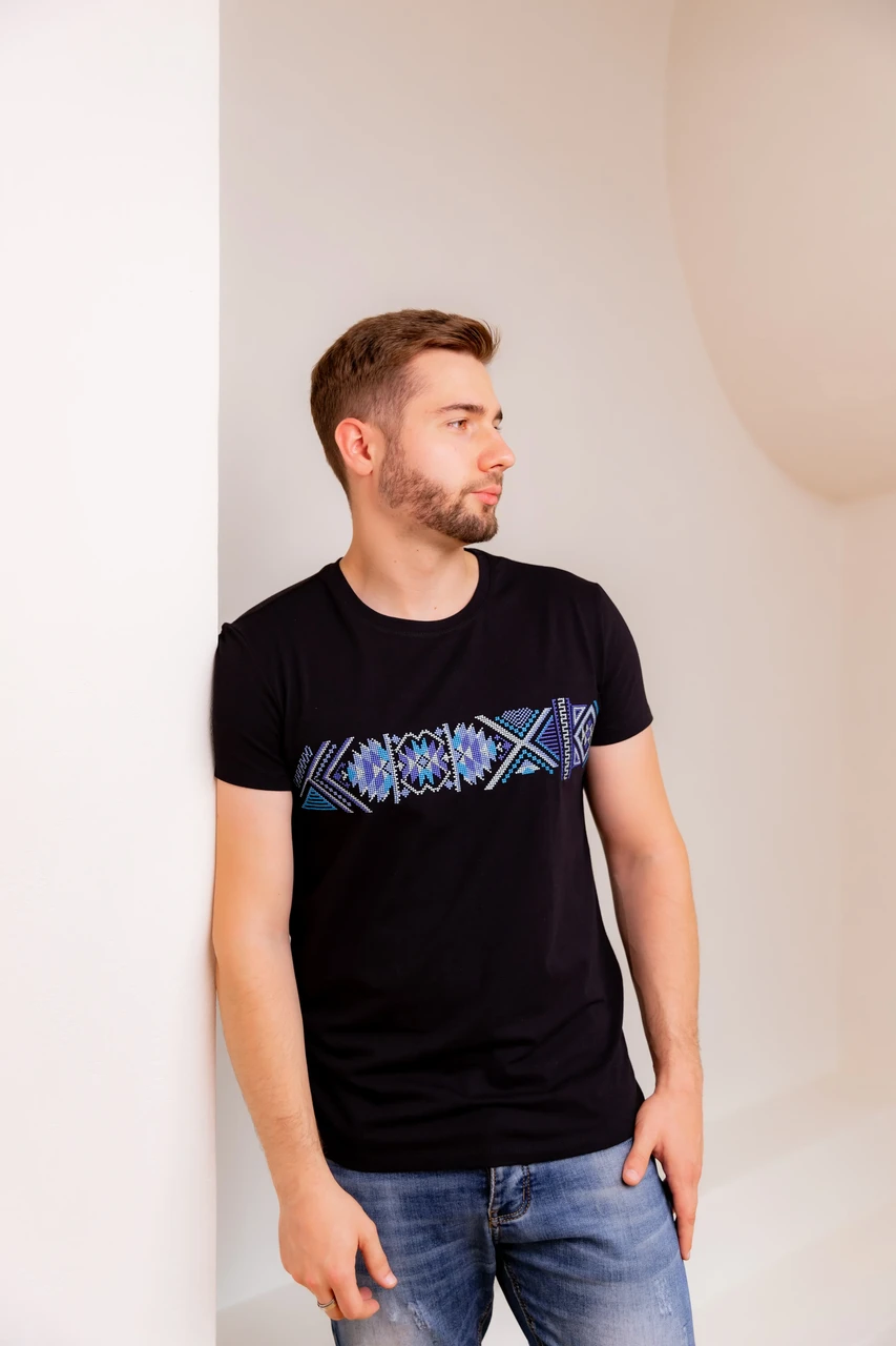 Футболка чорна з автентичним орнаментом, Чоловічий одяг з вишитим орнаментом