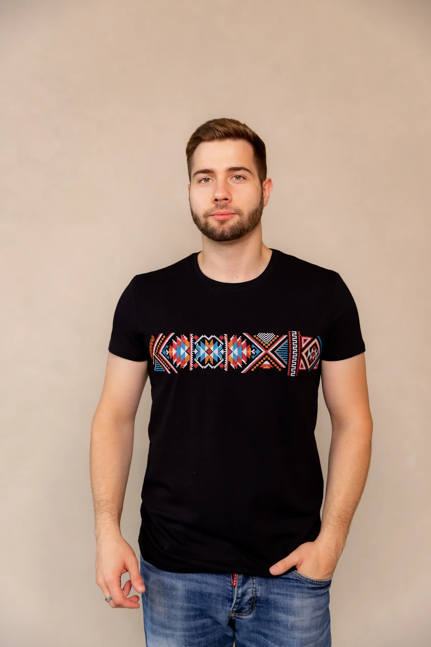 Чорна футболка з кольоровою вишивкою, Патріотичний одяг для чоловіків Сучасні футболки в етно-стилі