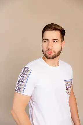 Біла чоловіча футболка з вишивкою на кишені та рукаві жовто-блакитний орнамент машинна, фото 1