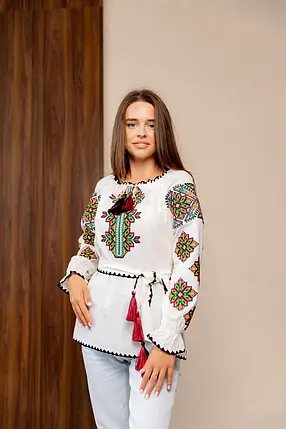 Жіноча вишиванка біла з червоно-зеленою хрестиковою вишивкою поясом і китицями на рукавах та грудях, фото 1