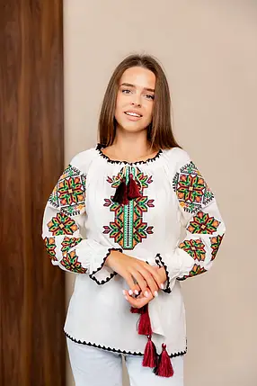 Жіноча вишиванка біла з червоно-зеленою хрестиковою вишивкою поясом і китицями на рукавах та грудях, фото 3