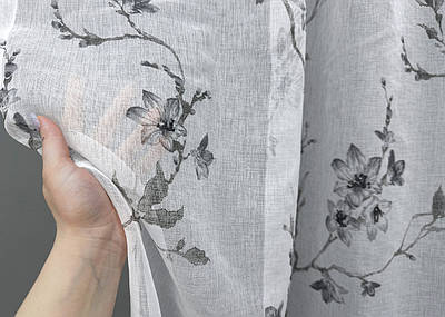 Залишок (1х2,75м.) тканини батист з принтом, "Flora". Колір білий із сірим. Код 1541ту 00-758