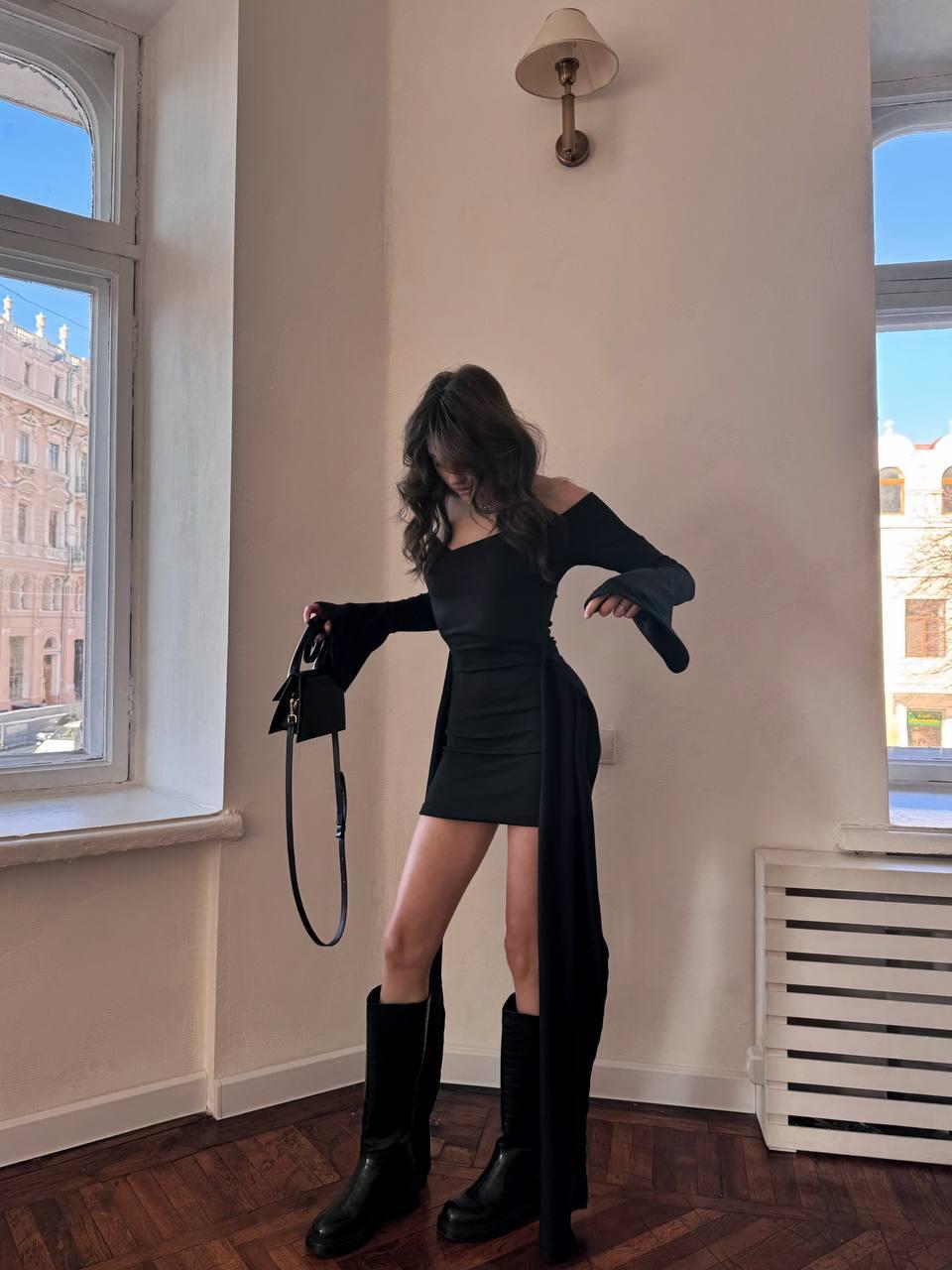 Жіноча ефектна чорна міні сукня з зав'язками з боків, фото 1