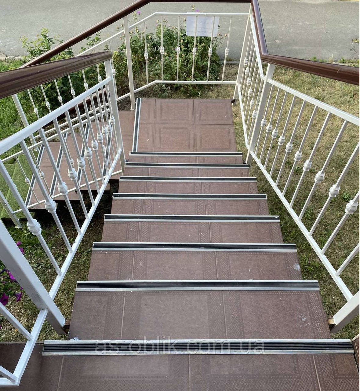 Накладка протиковзна на сходи одинарна з кутом