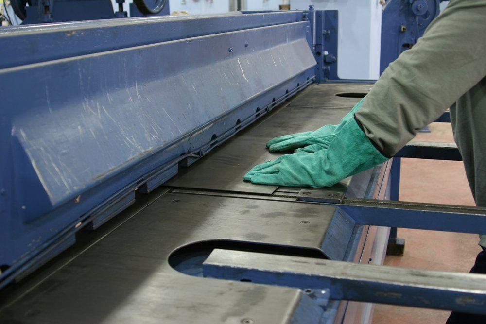 Рубка металу гільйотиною