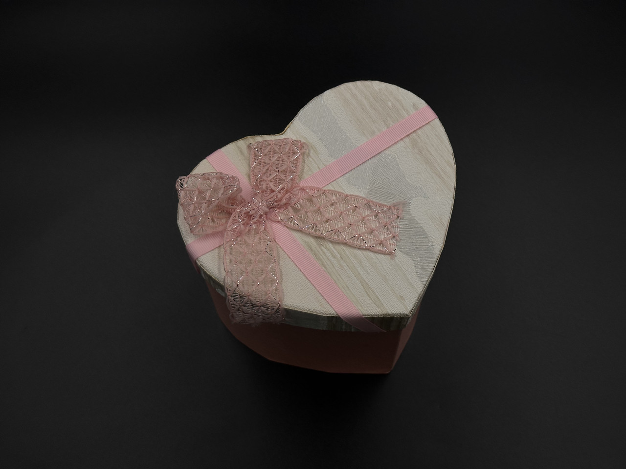 Коробка подарункова з ручками і бантиком. Серце. Колір рожевий. 15х12х12см.