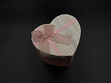 Коробка подарункова з ручками і бантиком. Серце. Колір рожевий. 15х12х12см.