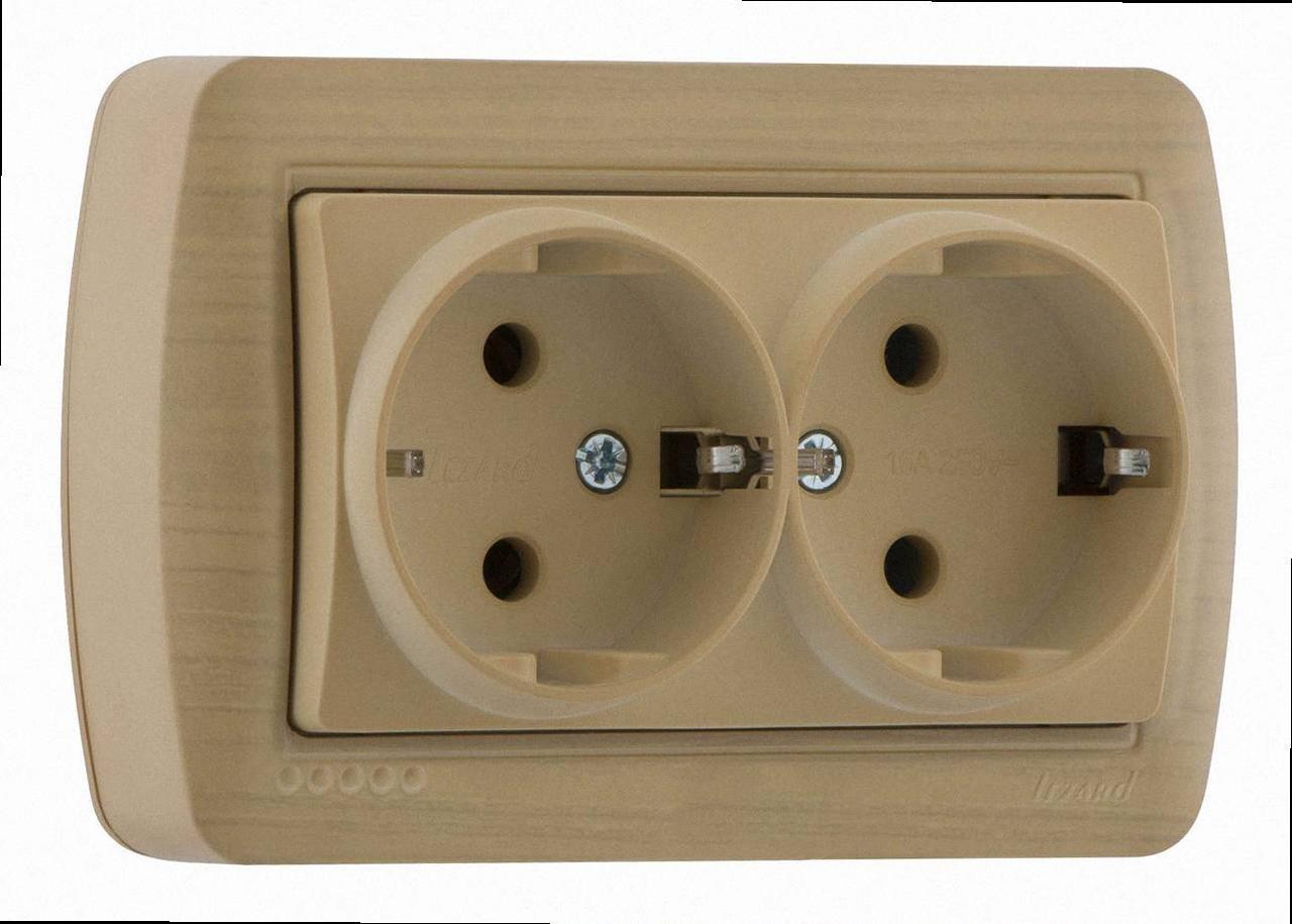 Подвійна із заземленням Розетка закритий корпус Demet клен 711-4700-127 LEZARD, фото 1