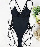 Чорний закритий купальник з чашками та кісточками на зав'язках, фото 2