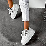 Білі жіночі кросівки у стилі міу на підвищеній підошві, фото 2
