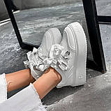 Білі жіночі кросівки у стилі міу на підвищеній підошві, фото 3